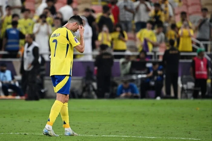 Ich sprach mit mir selbst und winkte mit den Händen. Das seltsame Verhalten von Ronaldo beunruhigte die Fans