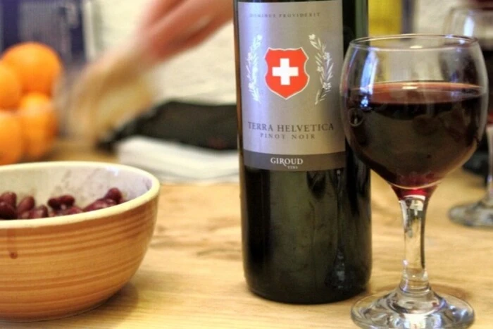 Der Wirtschaftsminister der Schweiz fordert die Bürger auf, mehr Wein zu trinken