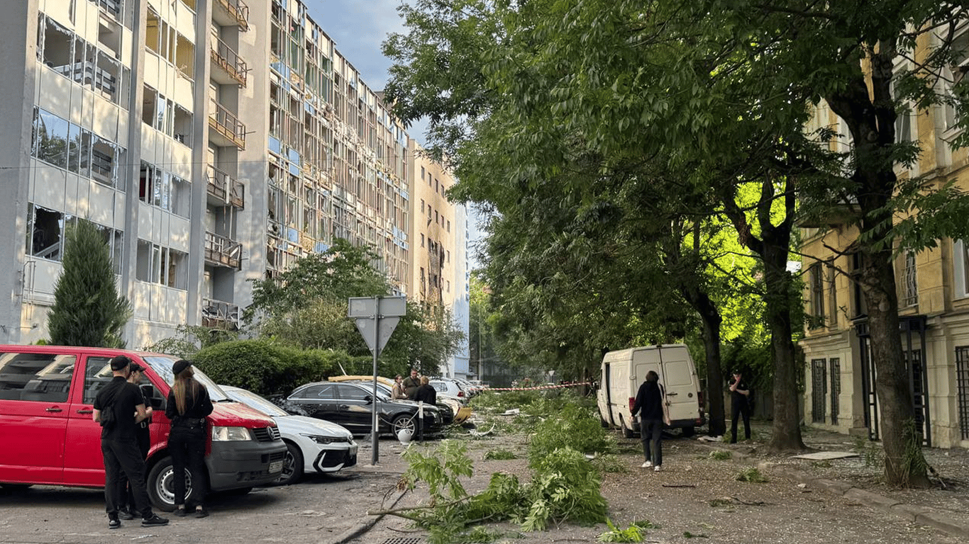 Пошкоджені будинки та авто — фото наслідків обстрілу Львова